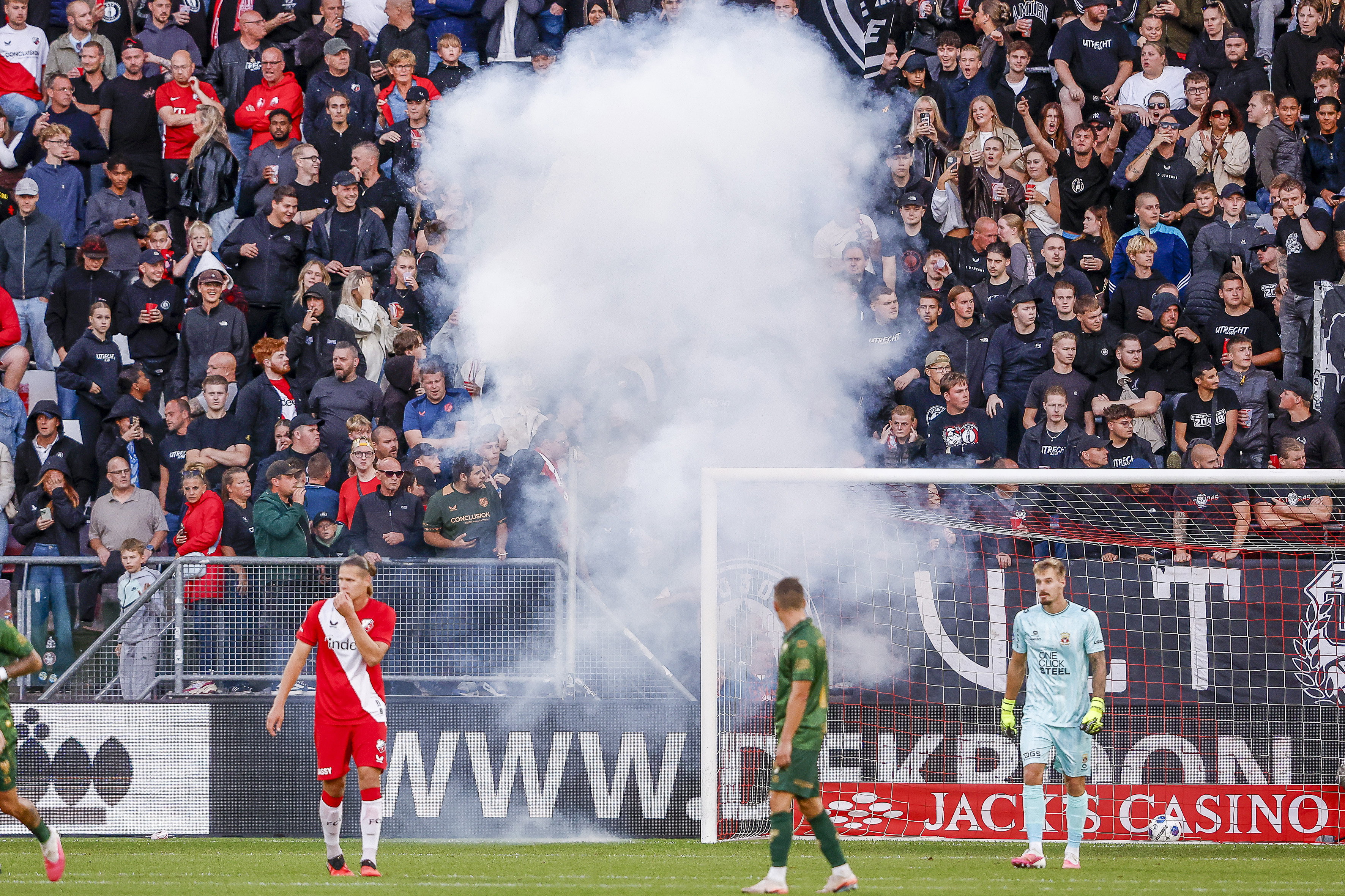 Vuurwerk op het veld bij FC Utrecht - Go Ahead Eagles