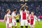 Tolu Arokodare viert zijn treffer tegen PSV