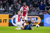 Davy Klaassen in duel met Kodai Sano