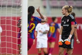 Esmee Brugts juicht na een goal voor FC Barcelona