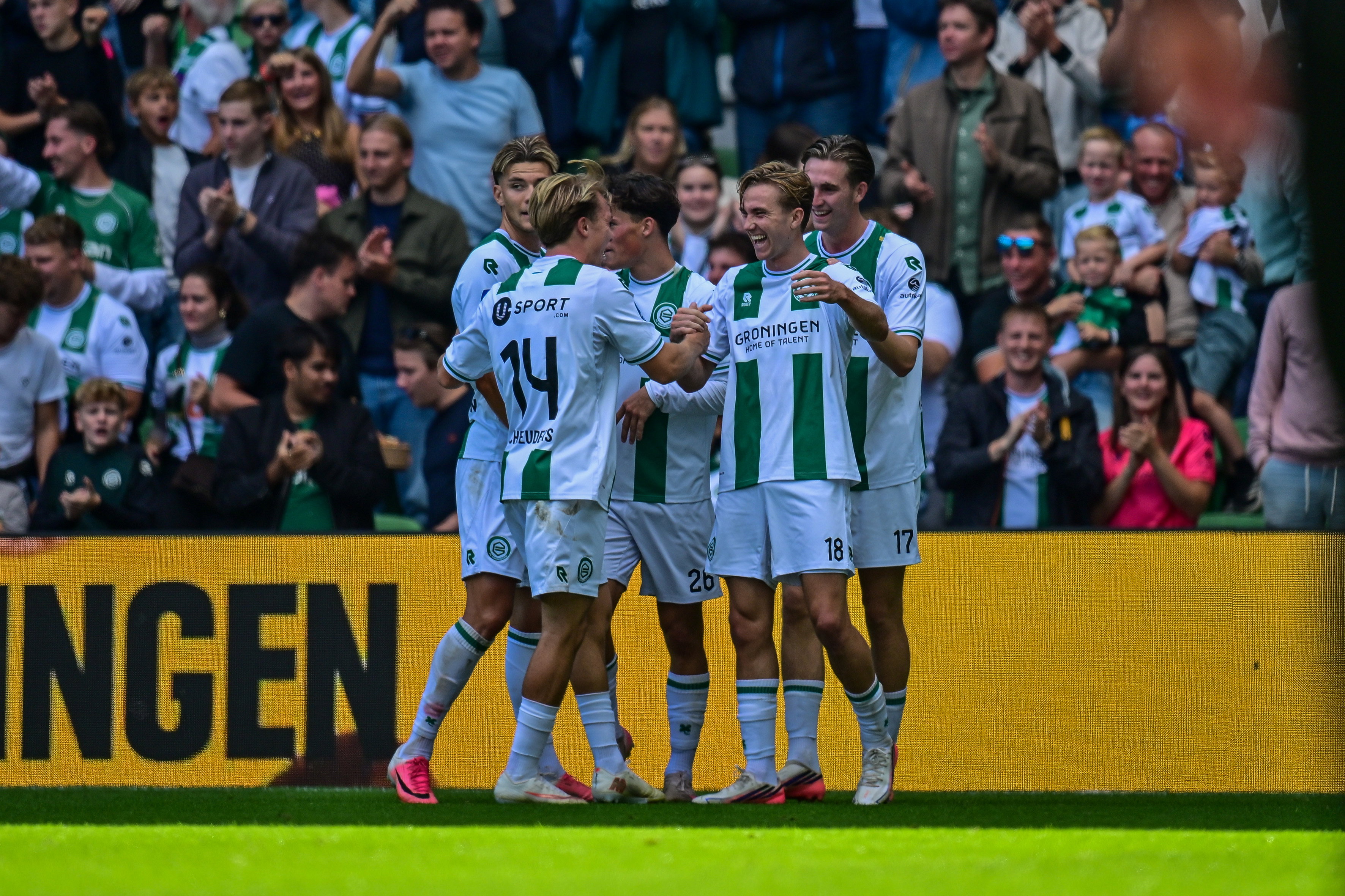 FC Groningen viert doelpunt tegen FC Twente