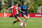 Maud Rutgers (PSV) in duel met Tori DellaPeruta (Feyenoord)