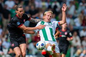 Thijmen Blokzijl in duel met Wout Weghorst