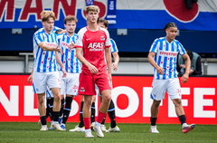 Dave Kwakman baalt na een goal van SC Heerenveen
