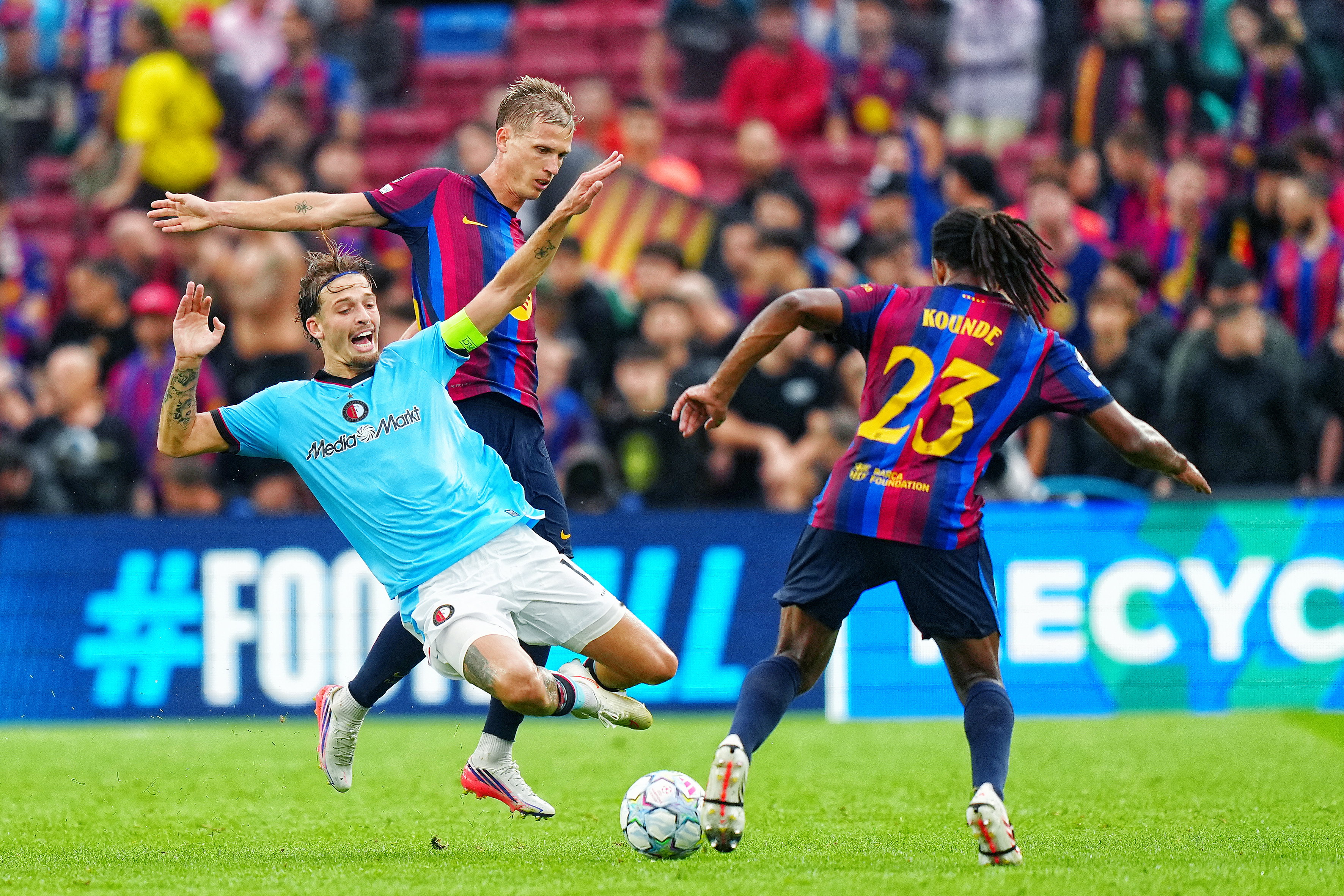 Luciano Valente in duel tegen FC Barcelona