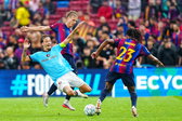 Luciano Valente in duel tegen FC Barcelona