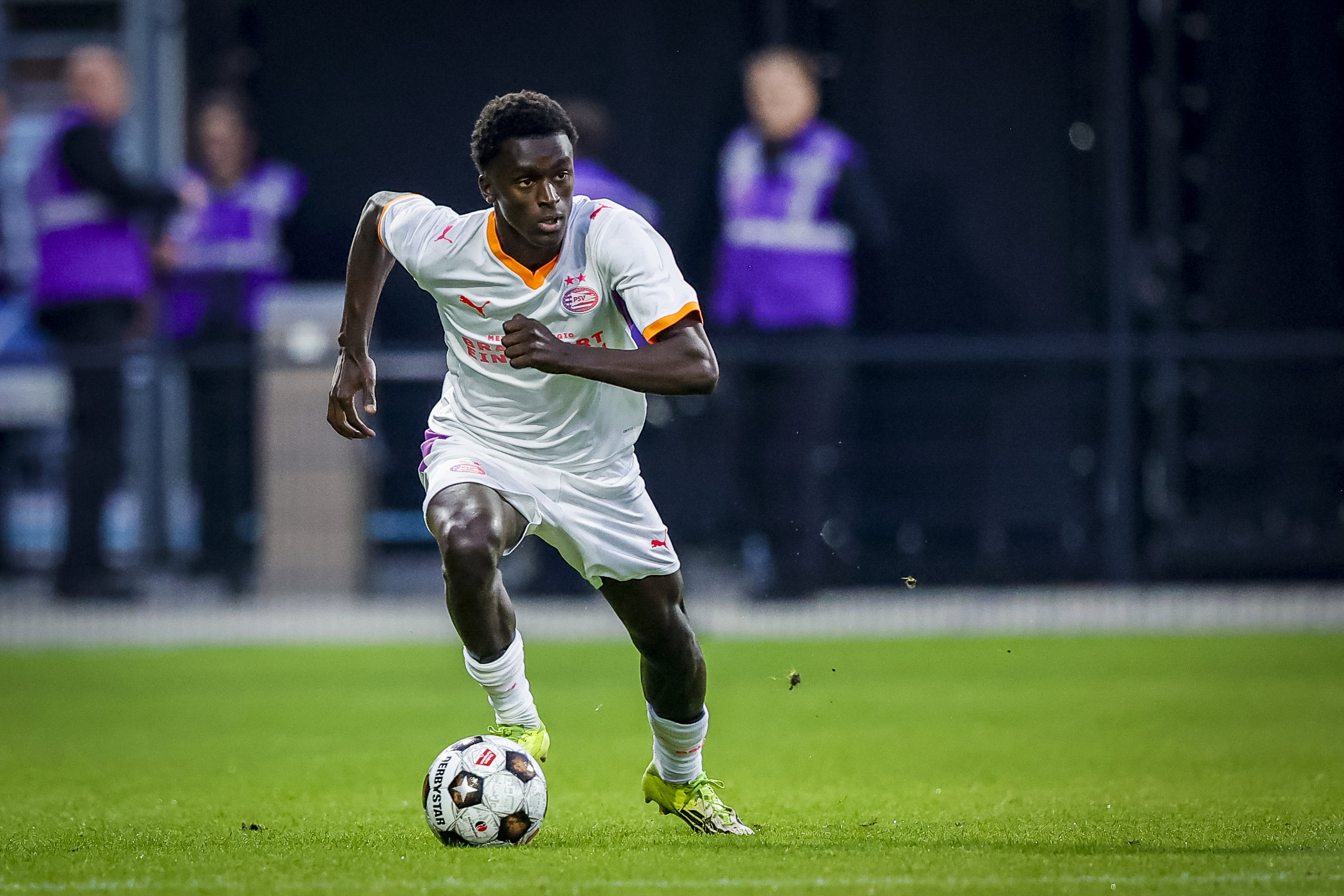 Ayoni Santos aan de bal