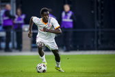 Ayoni Santos aan de bal