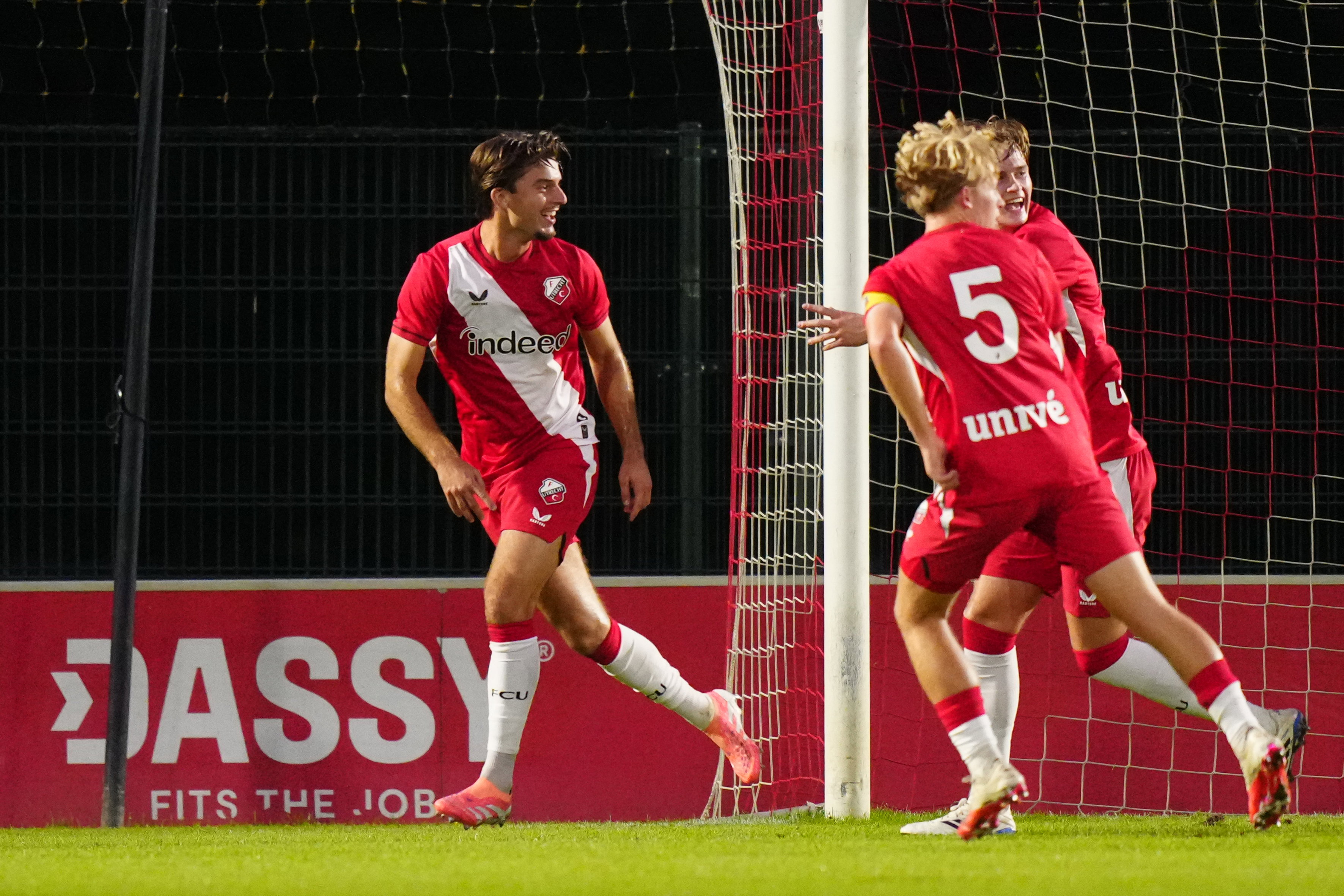Wessel Kooy juicht na zijn treffer tegen Jong Ajax