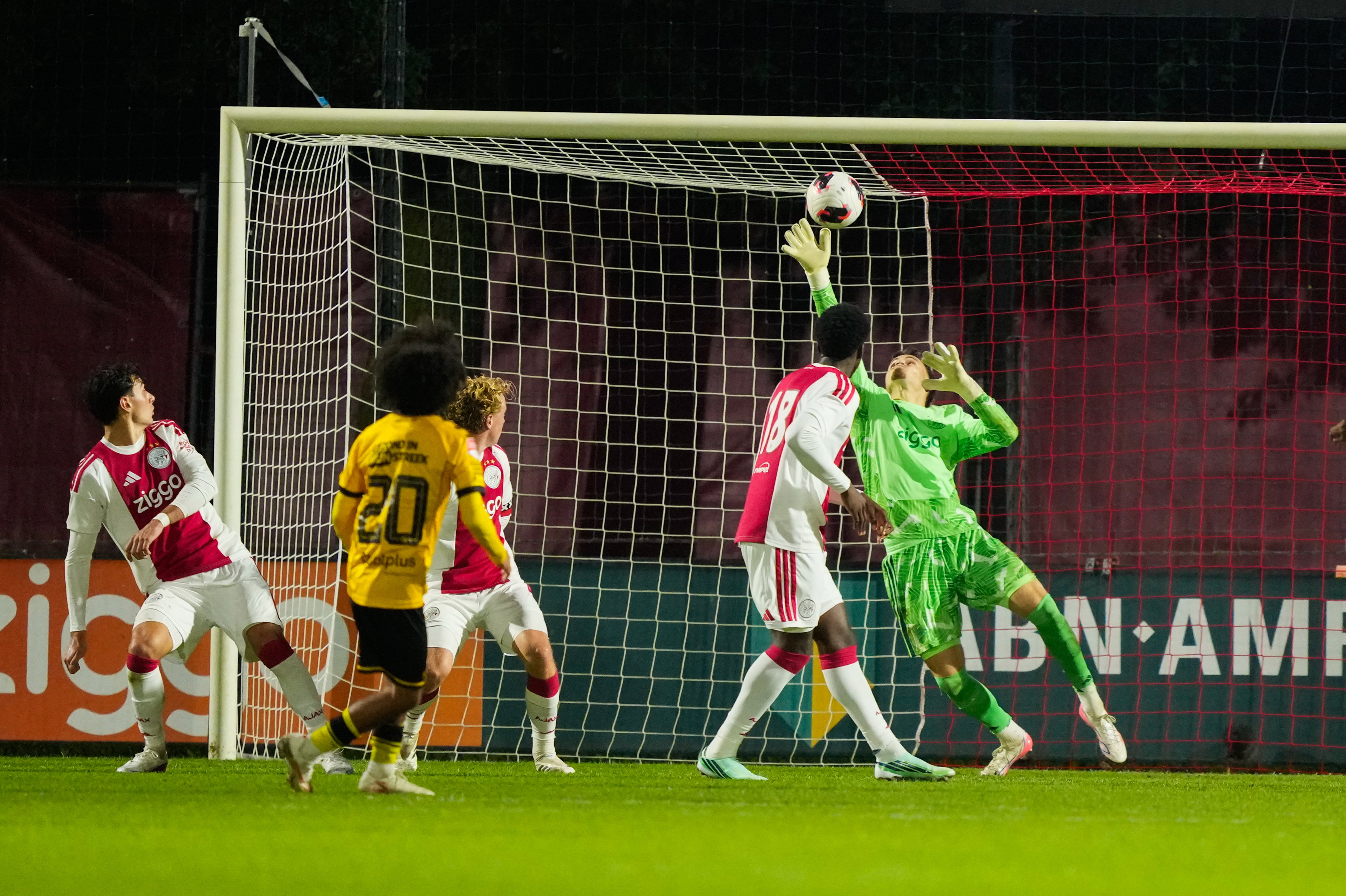 Charlie Setford in actie tegen Roda JC
