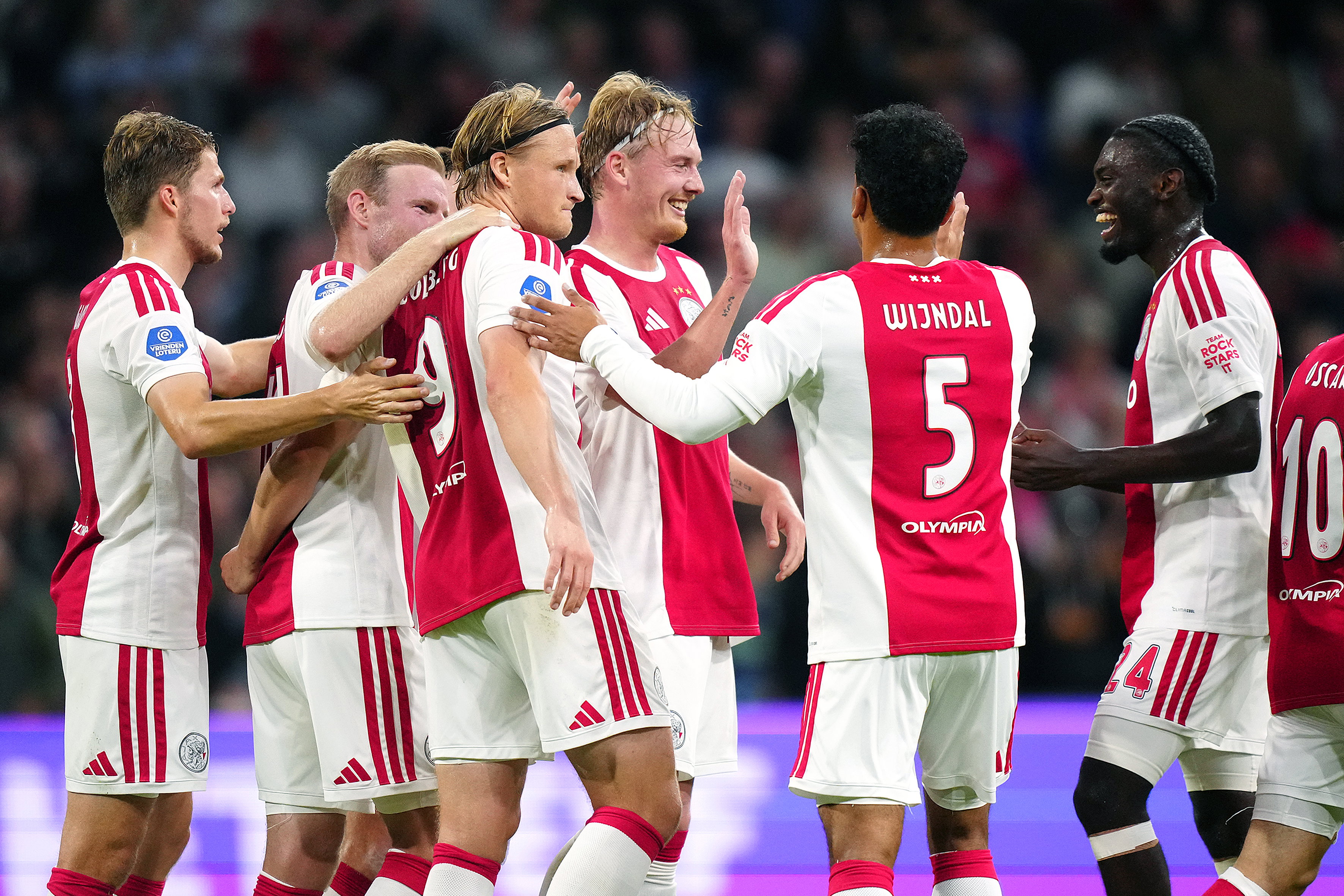 Ajax viert een doelpunt van Julian Brandt