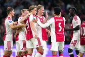 Ajax viert een doelpunt van Julian Brandt