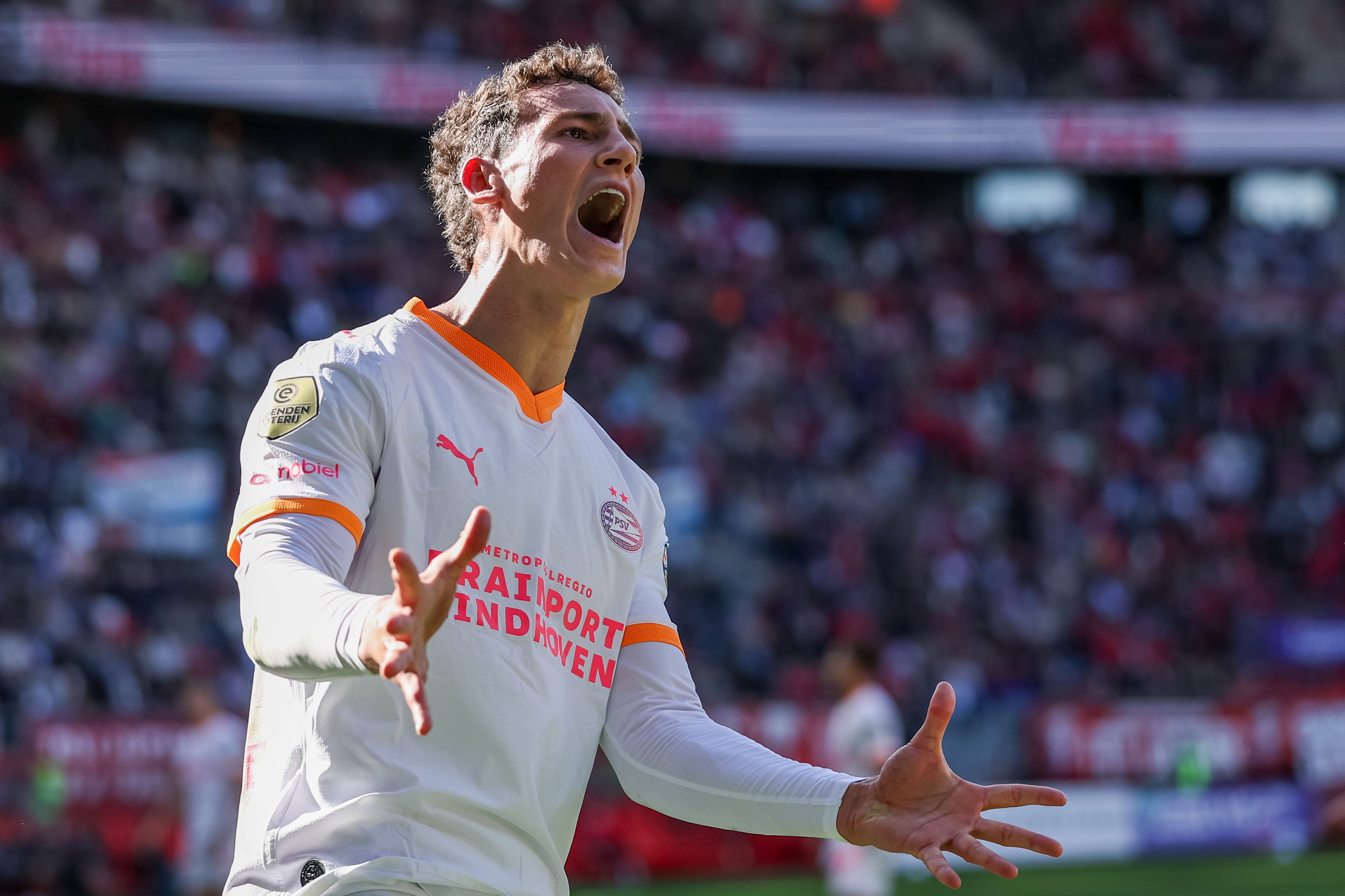 PSV geeft voorsprong weg en verliest in Enschede van FC Twente