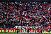 FC Twente viert de overwinning op PSV met het publiek