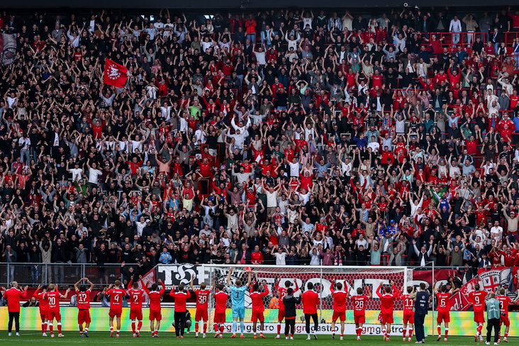 FC Twente viert de overwinning op PSV met het publiek