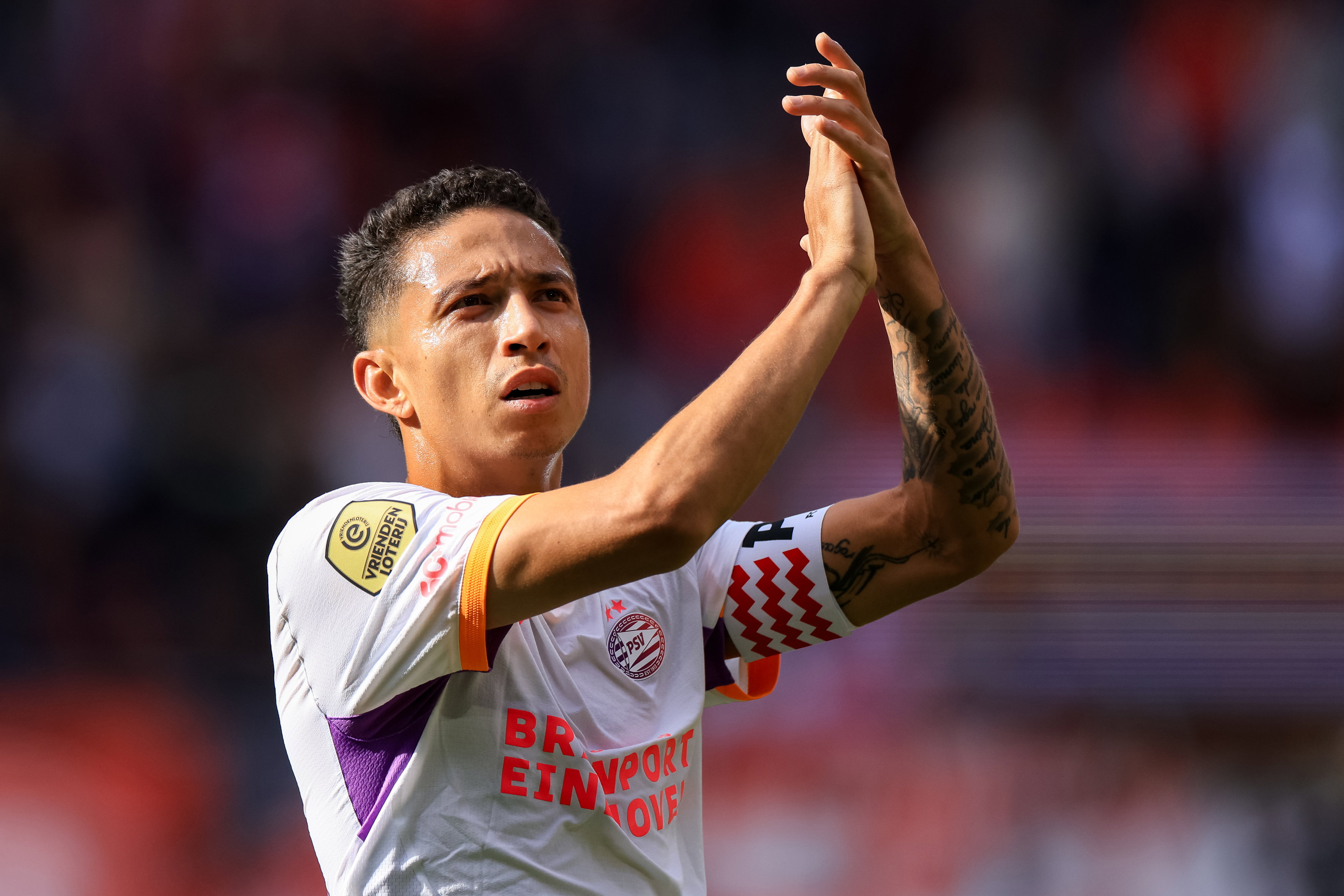 Mauro Júnior bedankt de meegereisde PSV-supporters in Enschede