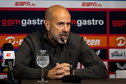 Peter Bosz op de persconferentie in Enschede
