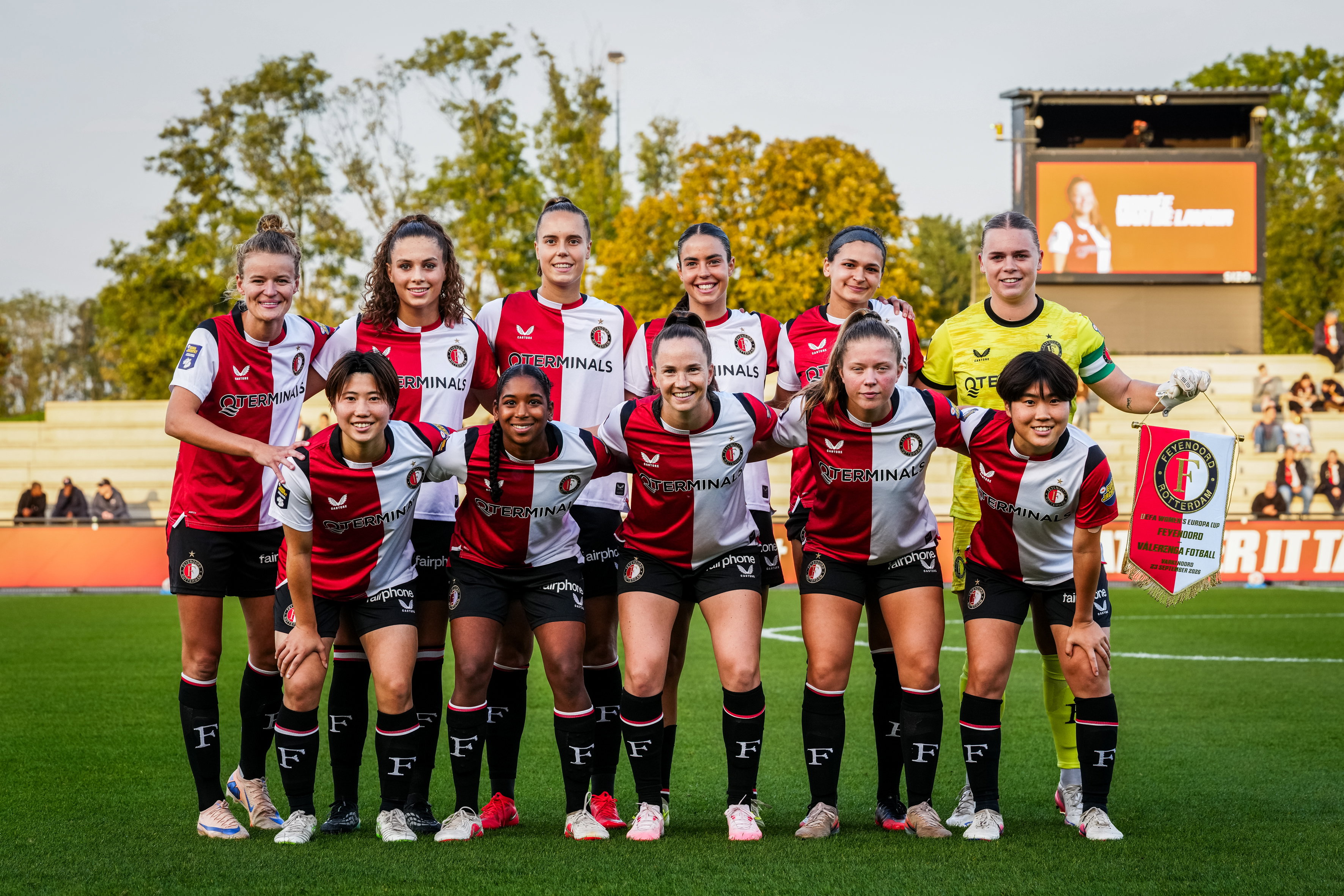 Het elftal van Feyenoord voor de thuiswedstrijd tegen Vålerenga