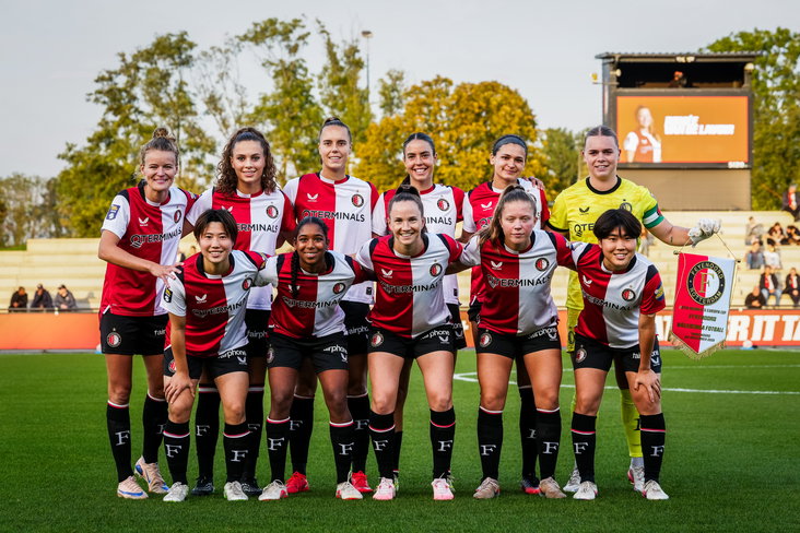 Het elftal van Feyenoord voor de thuiswedstrijd tegen Vålerenga