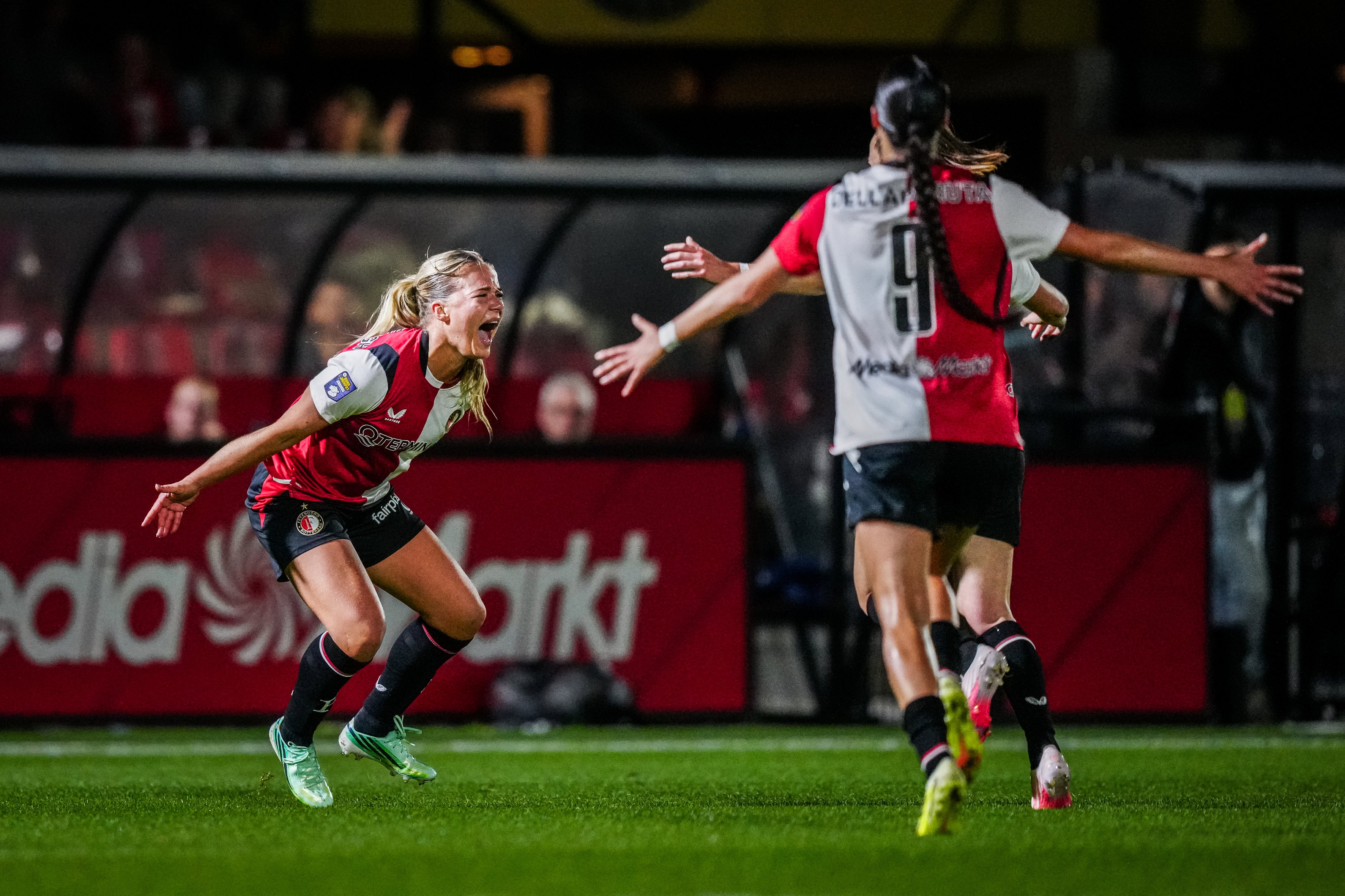 Kirsten van de Westeringh viert haar doelpunt