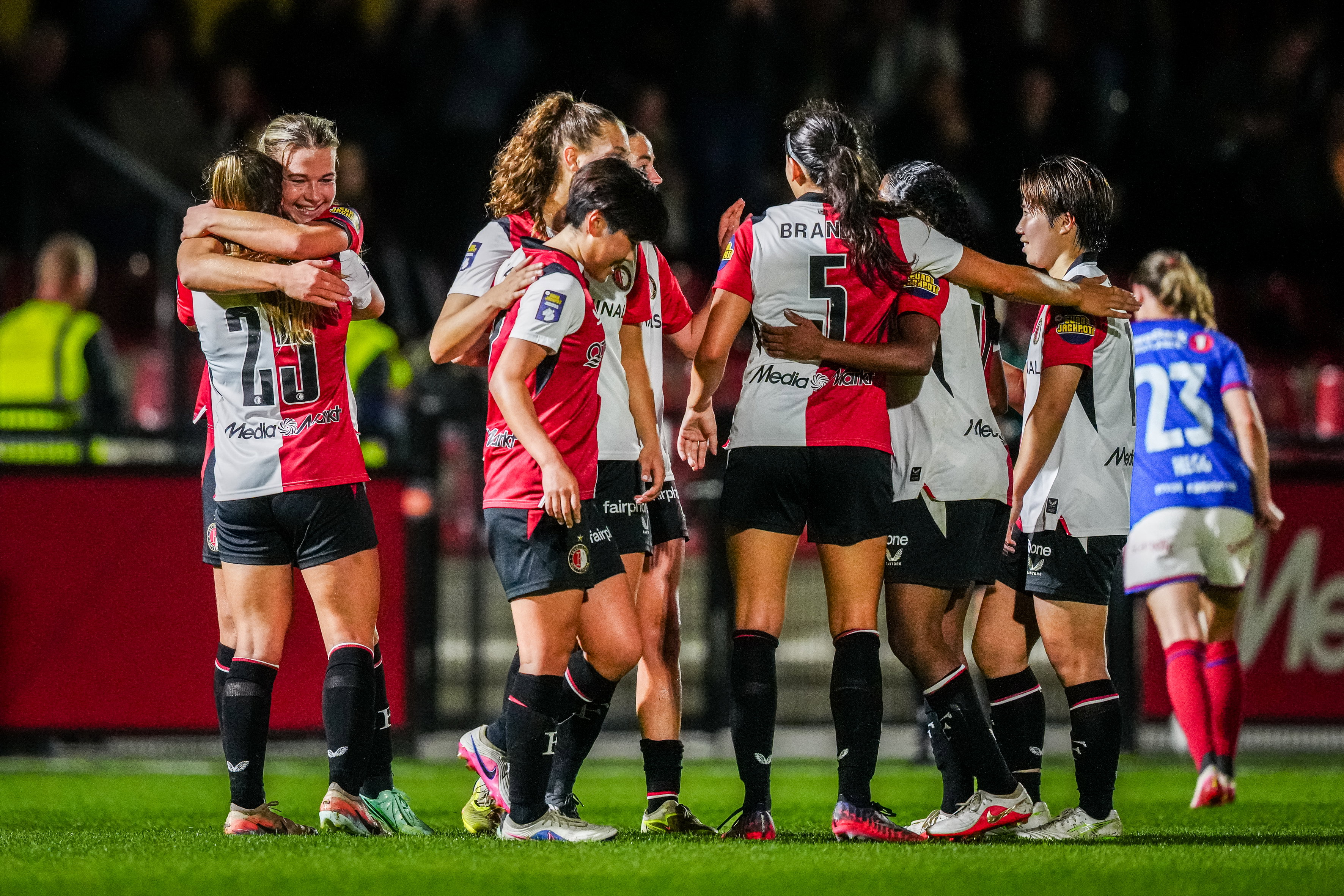 Feyenoord viert een goal tegen Vålerenga