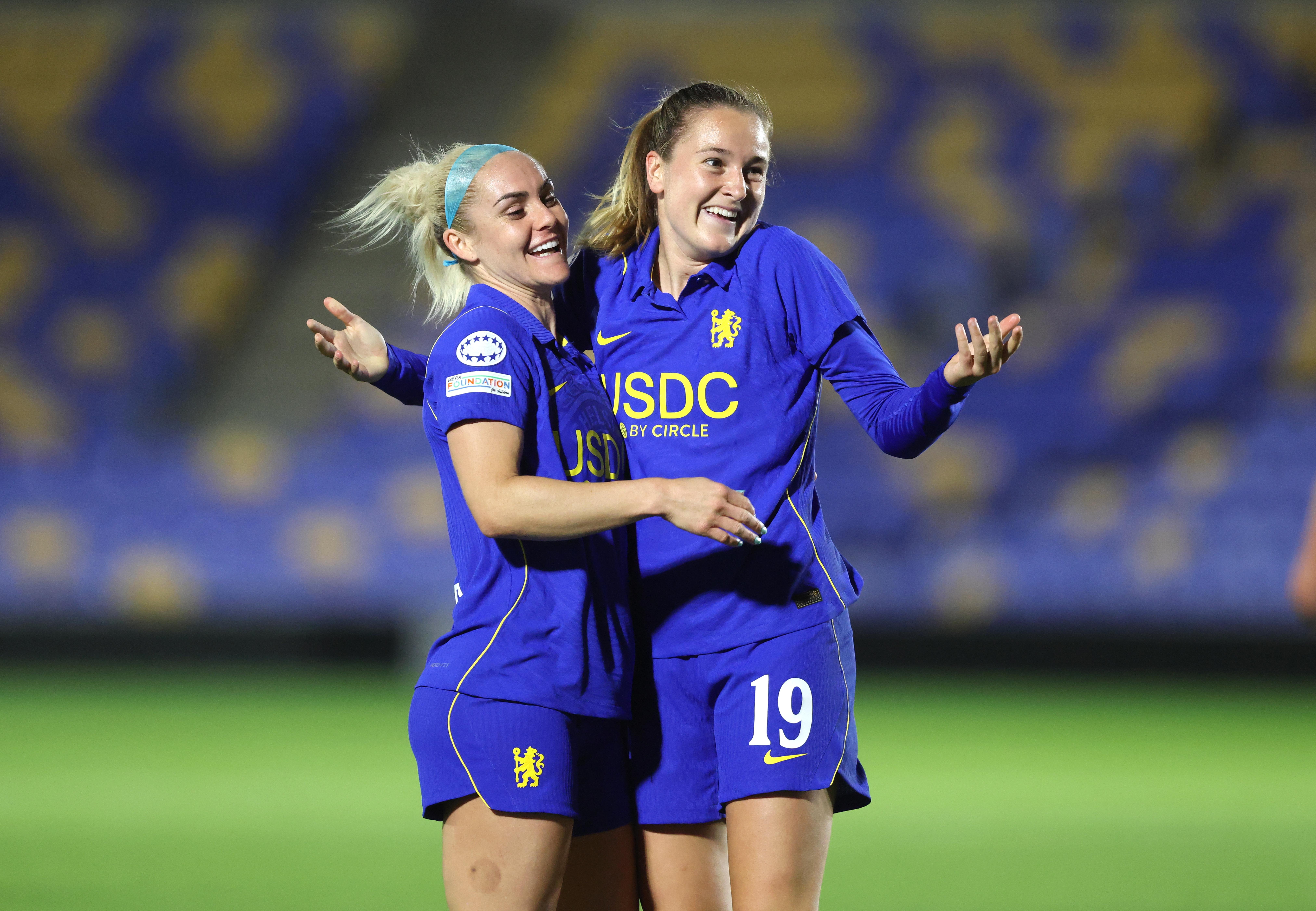 Wieke Kaptein juicht met Ellie Carpenter