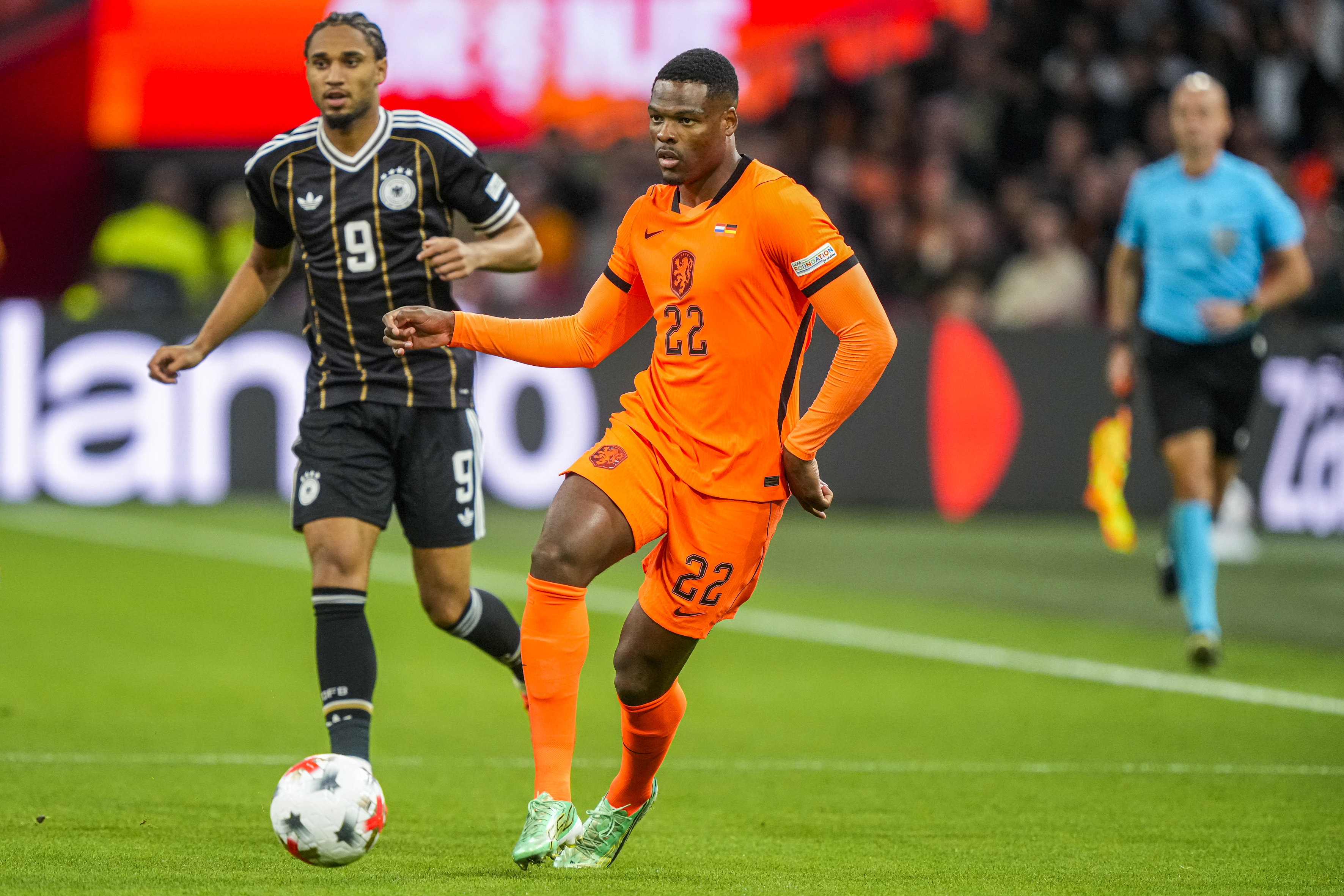 Dumfries en Van Hecke ontsnappen tegen Duitsland door late goal