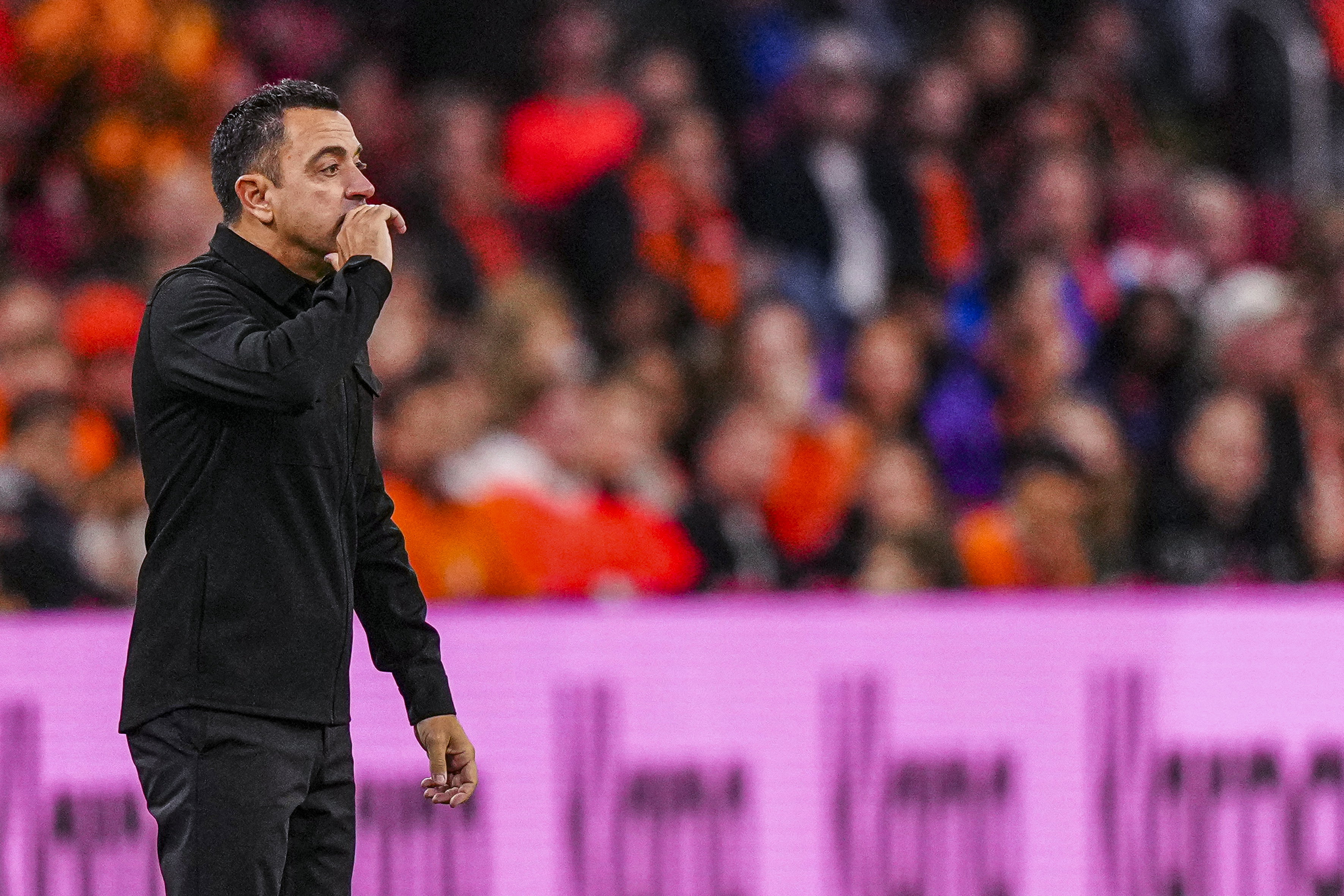 Xavi bij zijn debuut als bondscoach van Oranje
