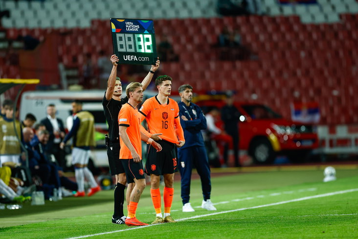 Guus Til en Kenneth Taylor komen het veld in