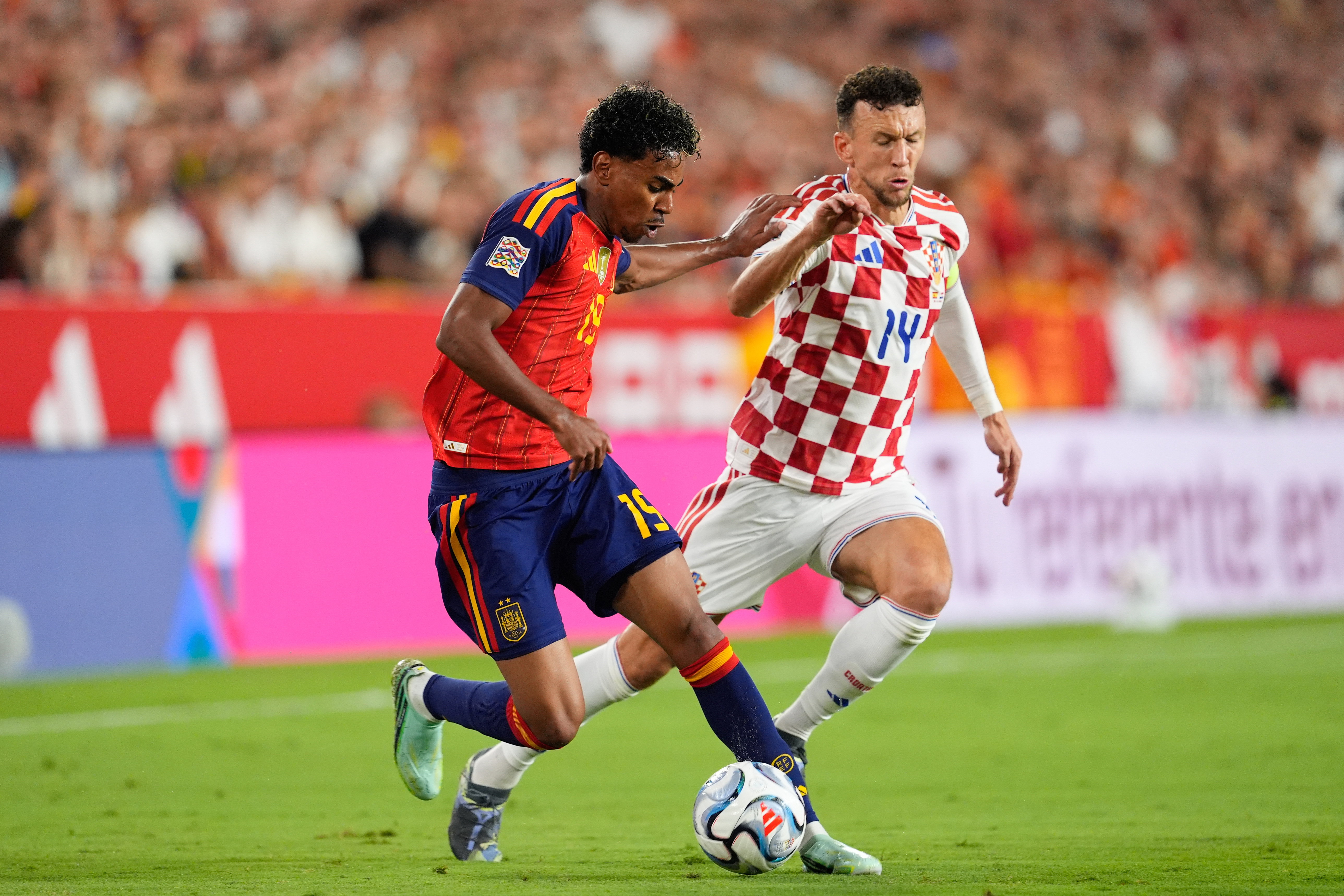 Ivan Perisic in duel met Lamine Yamal