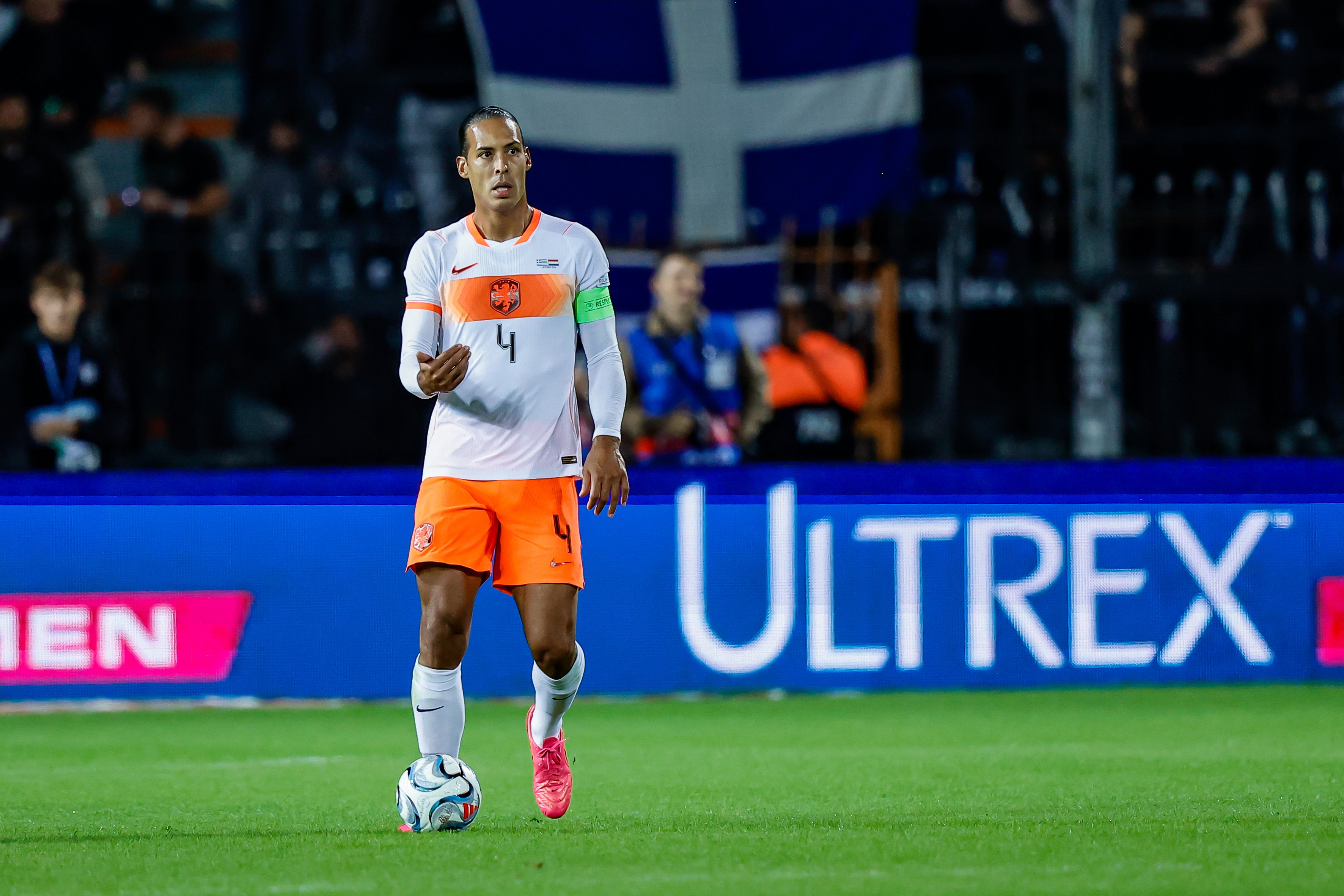 Virgil van Dijk aan de bal in Oranje
