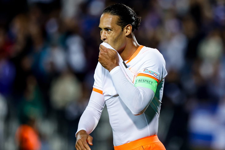 Virgil van Dijk tegen Griekenland