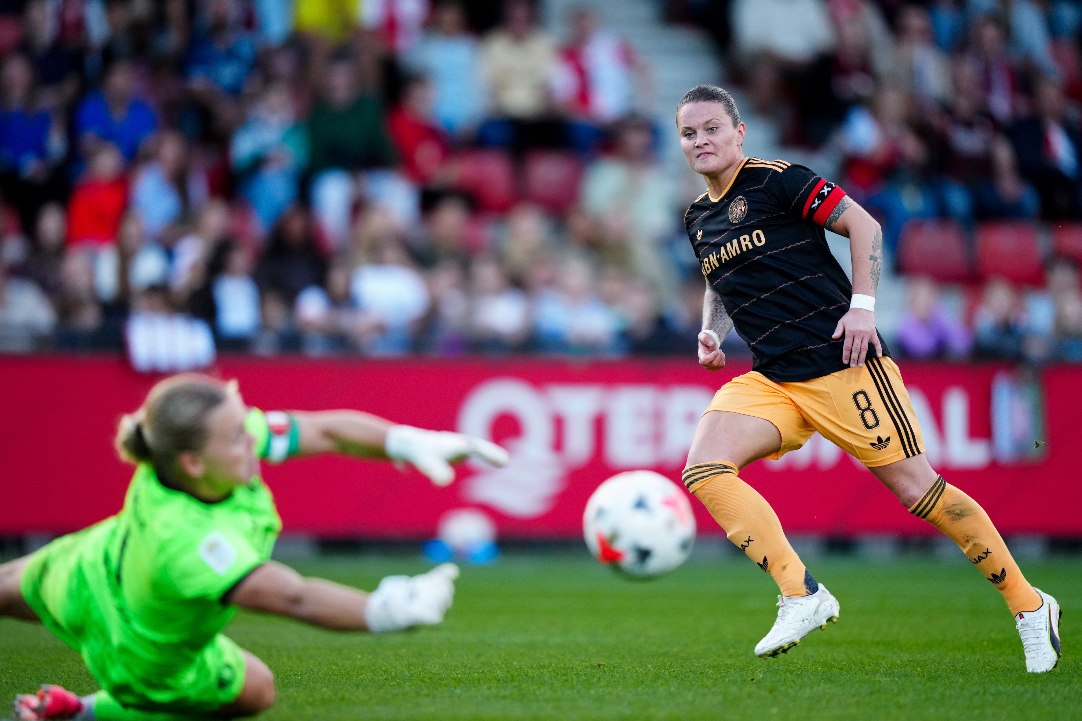 Sherida Spitse (Ajax) ziet haar bal gepakt worden door Claire Dinkla (Feyenoord)