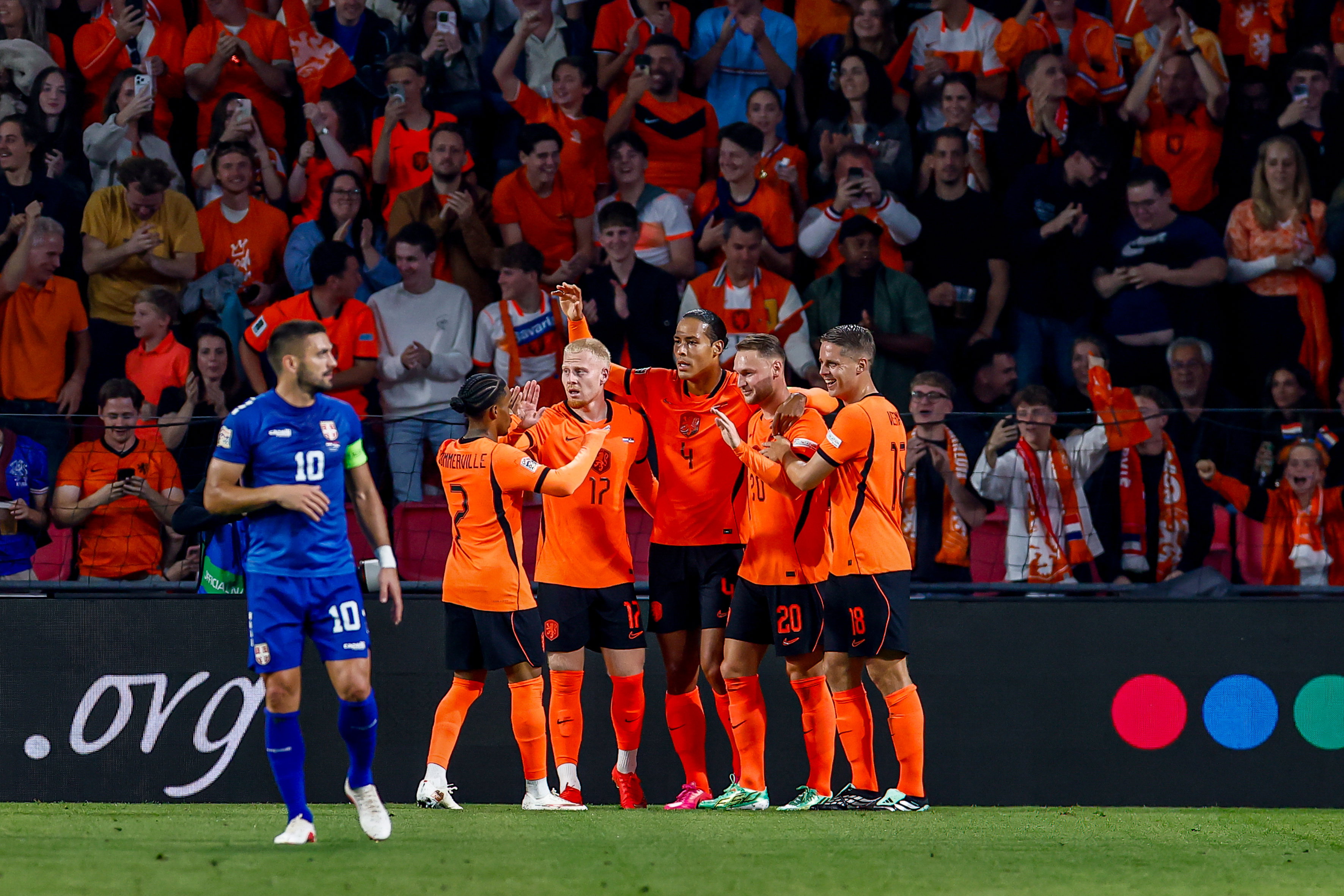 Het Nederlands elftal juicht na een doelpunt in het Philips Stadion