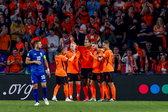 Het Nederlands elftal juicht na een doelpunt in het Philips Stadion