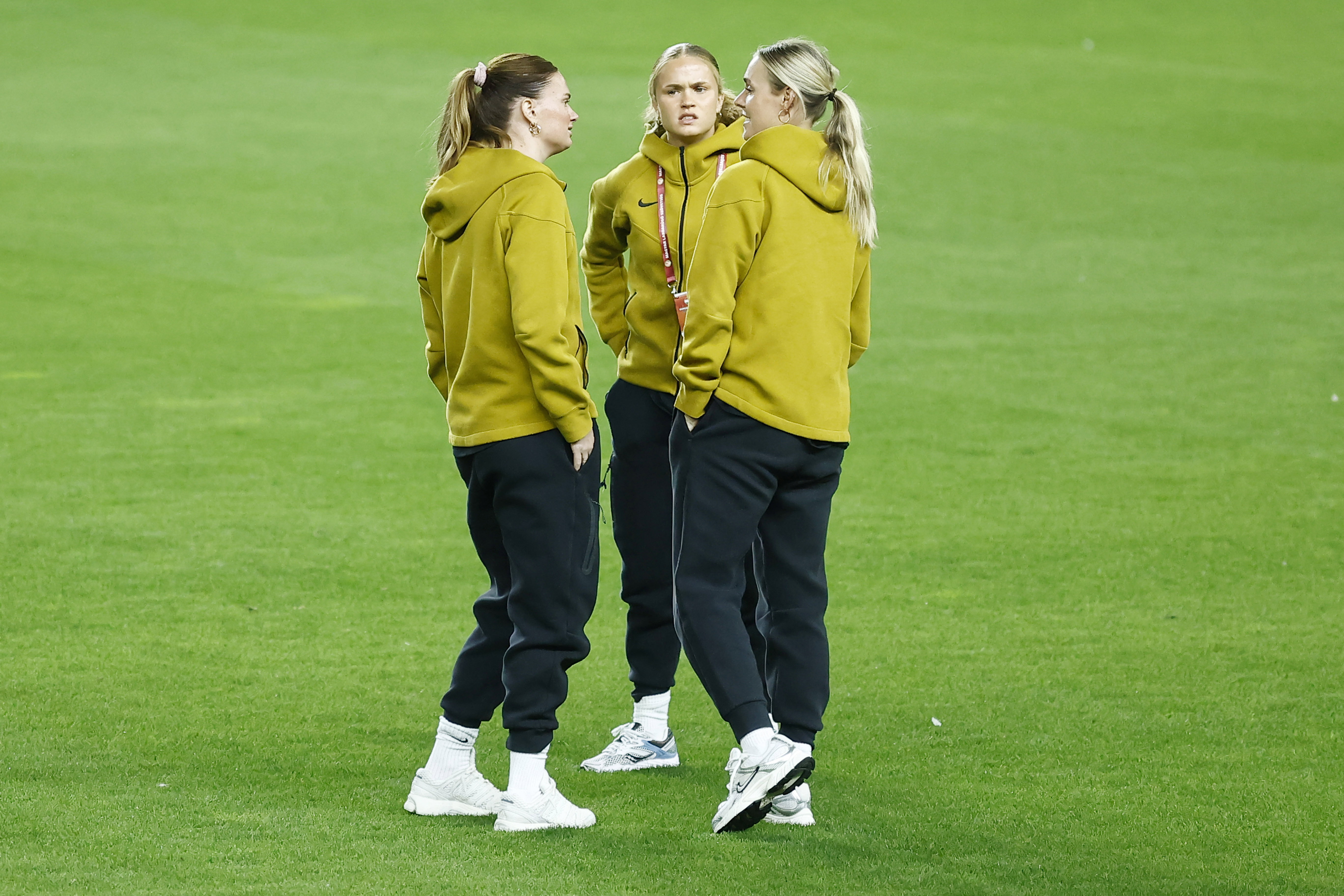 Liz Rijsbergen, Sophie Proost en Jill Roord in Hongarije