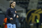 Daniëlle van de Donk in de warming-up van de OranjeLeeuwinnen