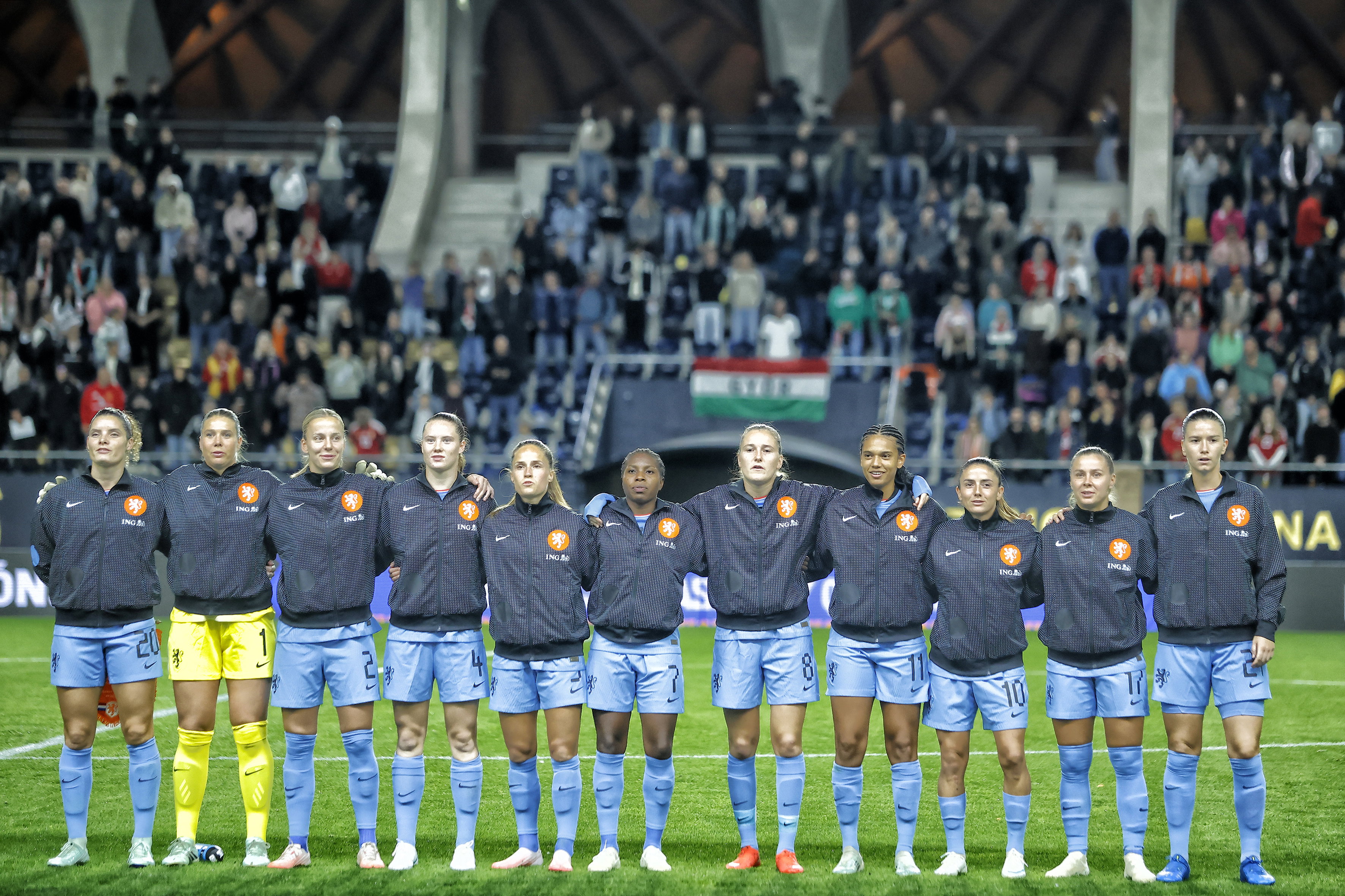 De OranjeLeeuwinnen tijdens het Wilhelmus in Hongarije