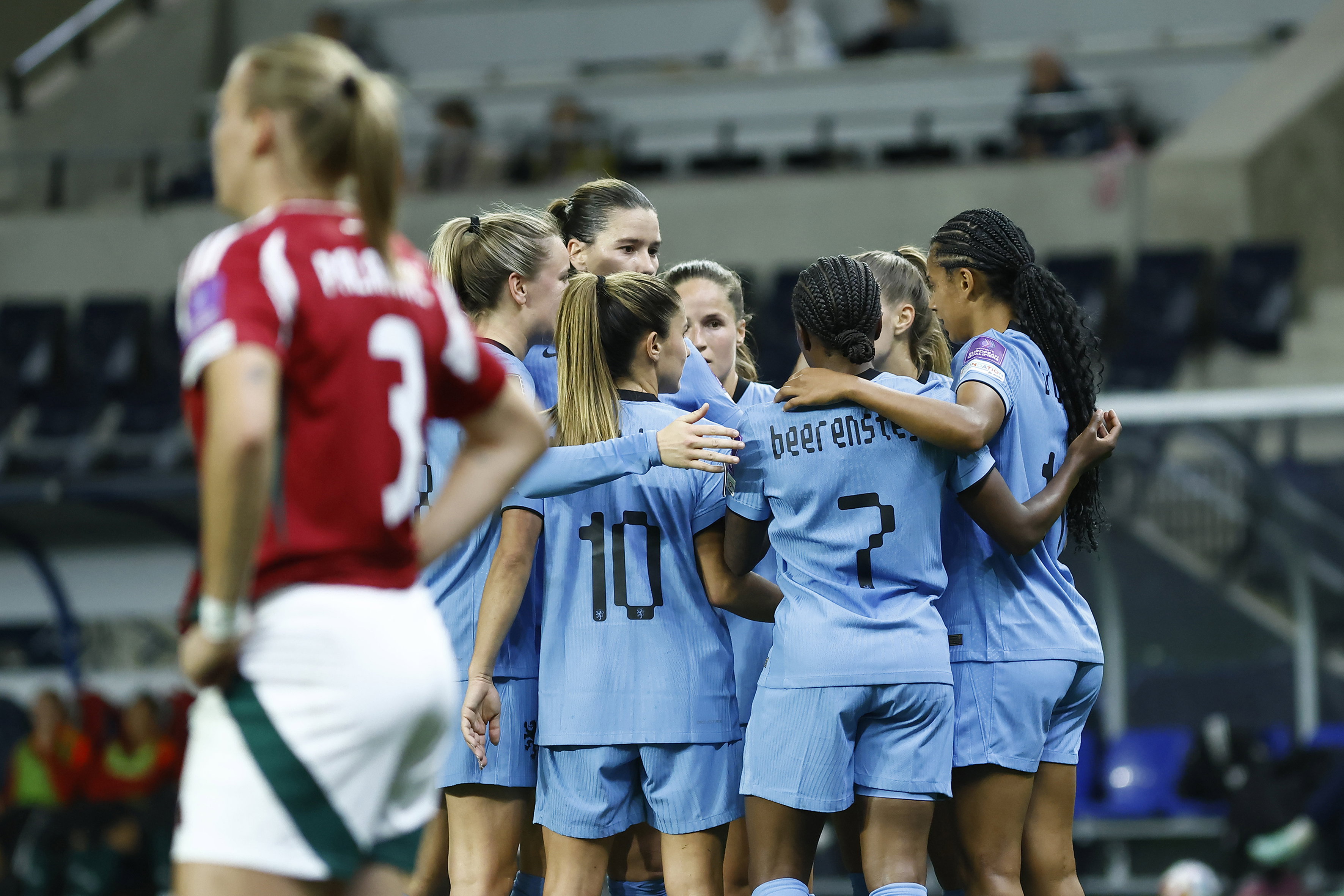De OranjeLeeuwinnen juichen na een goal tegen Hongarije