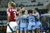 De OranjeLeeuwinnen juichen na een goal tegen Hongarije