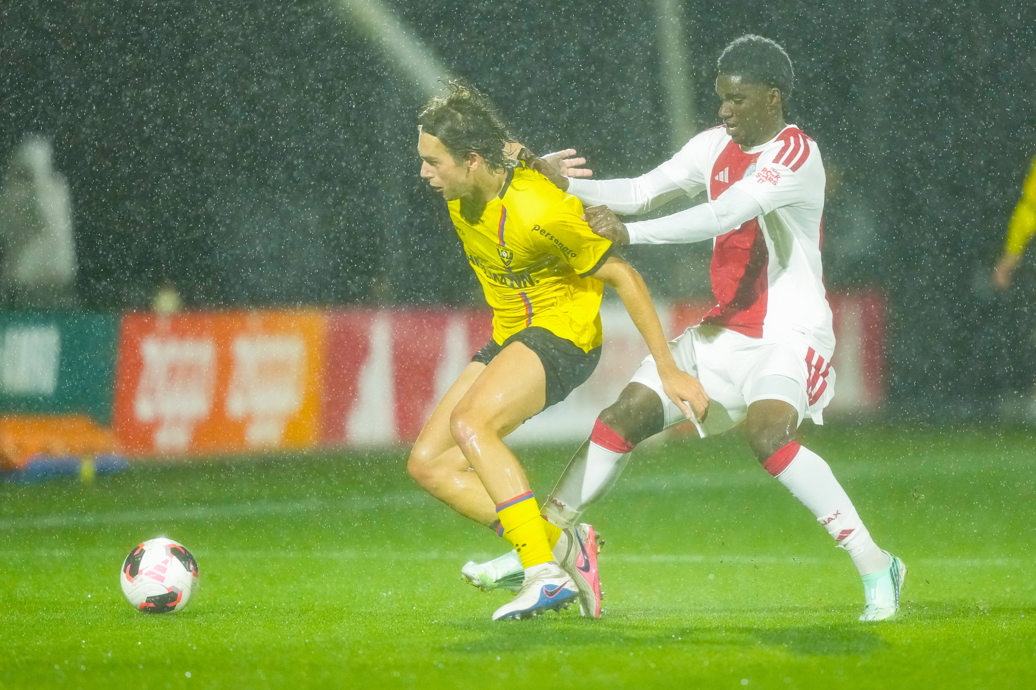Jinairo Johnson in actie namens Jong Ajax tegen VVV-Venlo