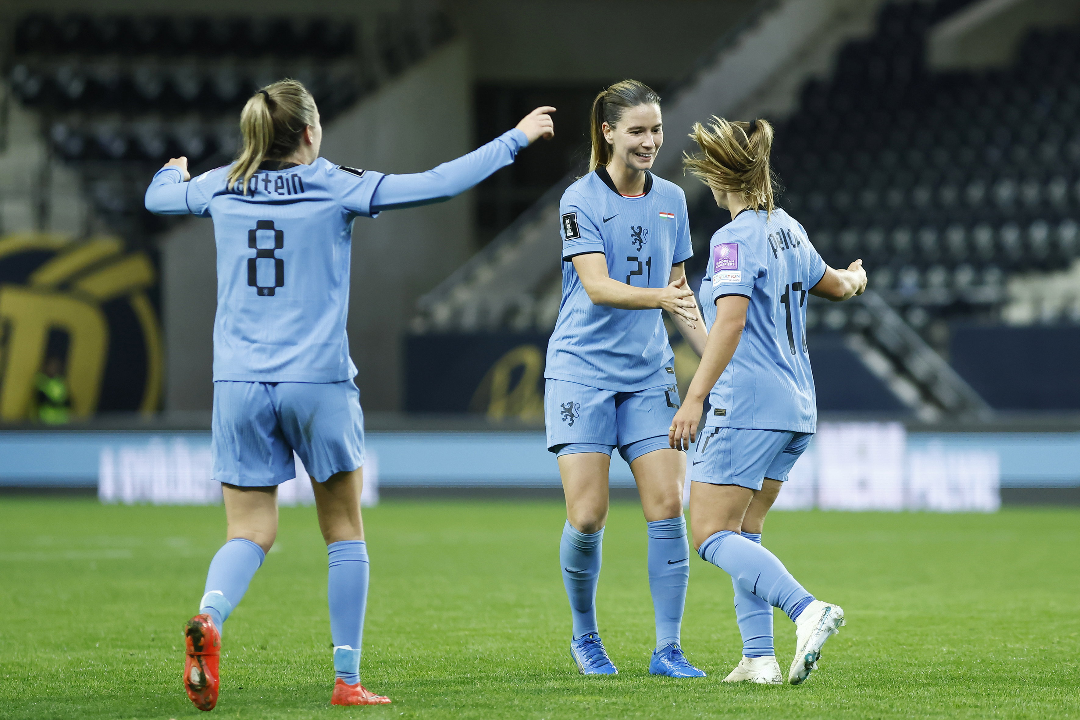 Damaris Egurrola wordt gefeliciteerd met een doelpunt voor de OranjeLeeuwinnen