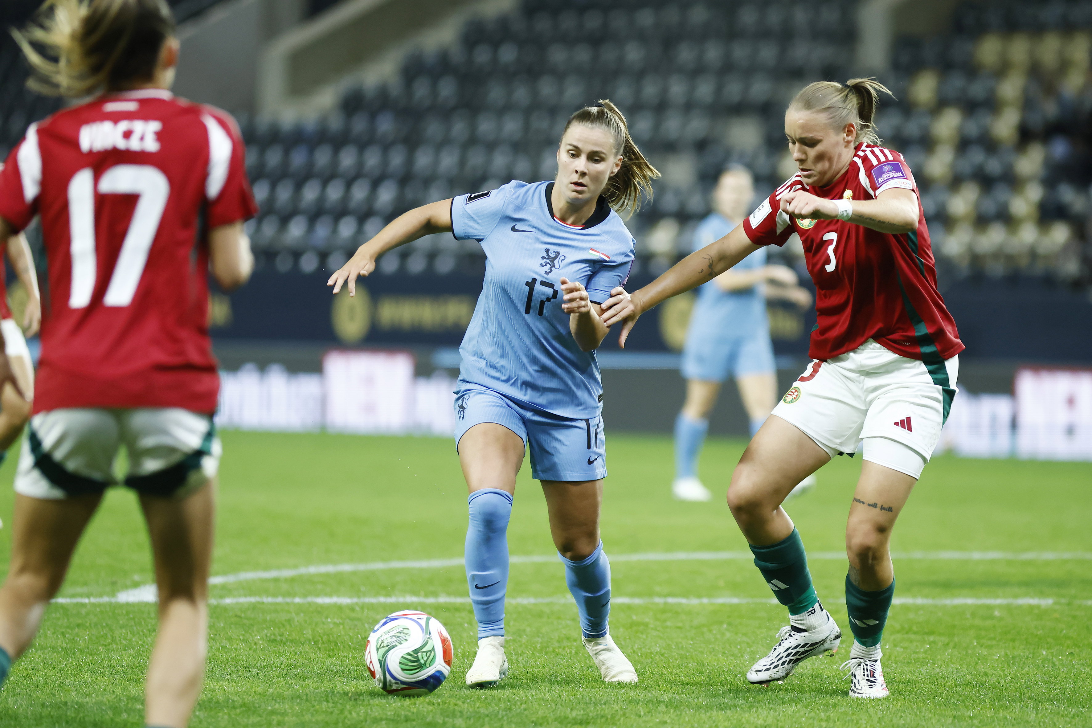 Victoria Pelova in actie namens de OranjeLeeuwinnen tegen Hongarije