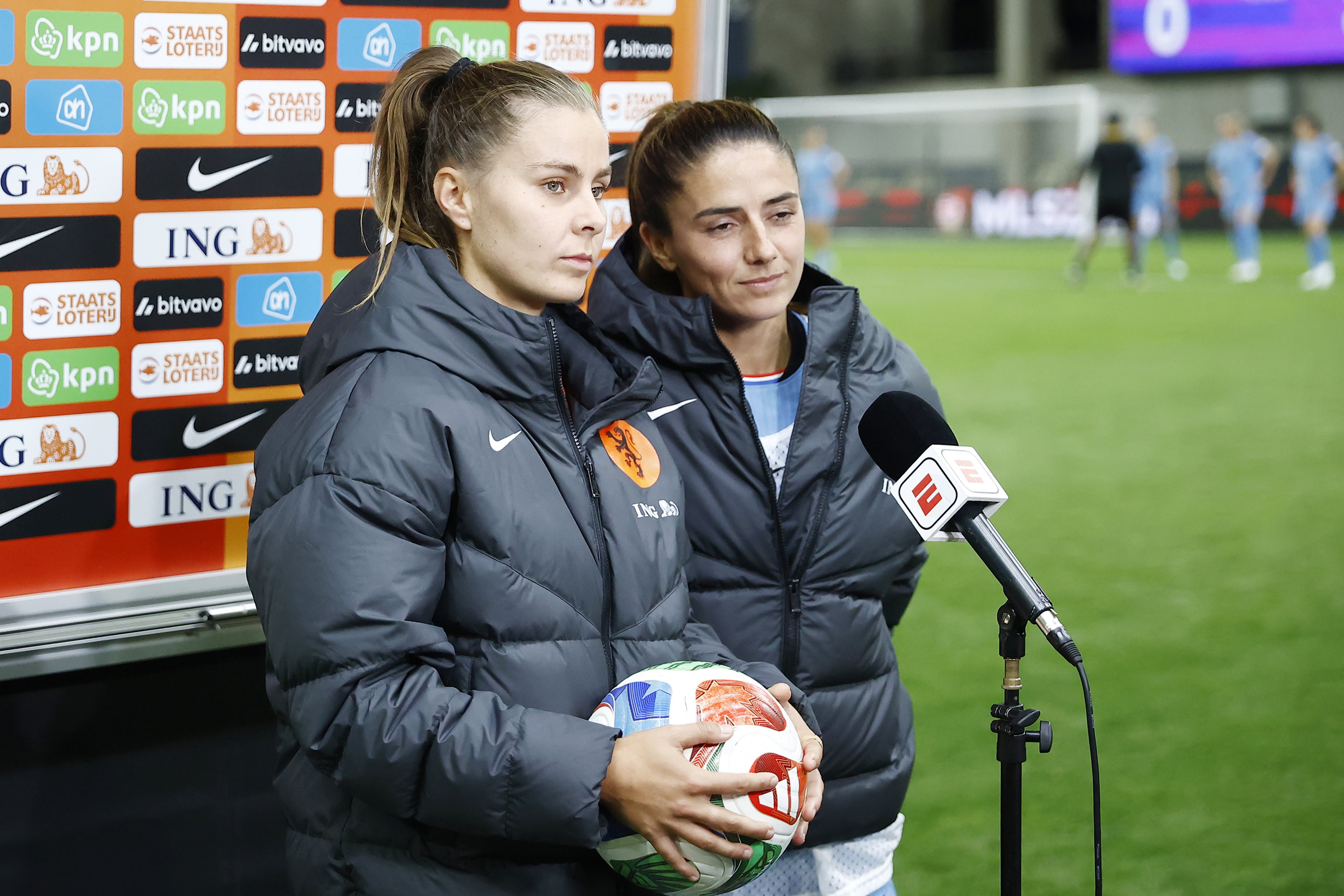 Victoria Pelova en Daniëlle van de Donk staan ESPN te woord
