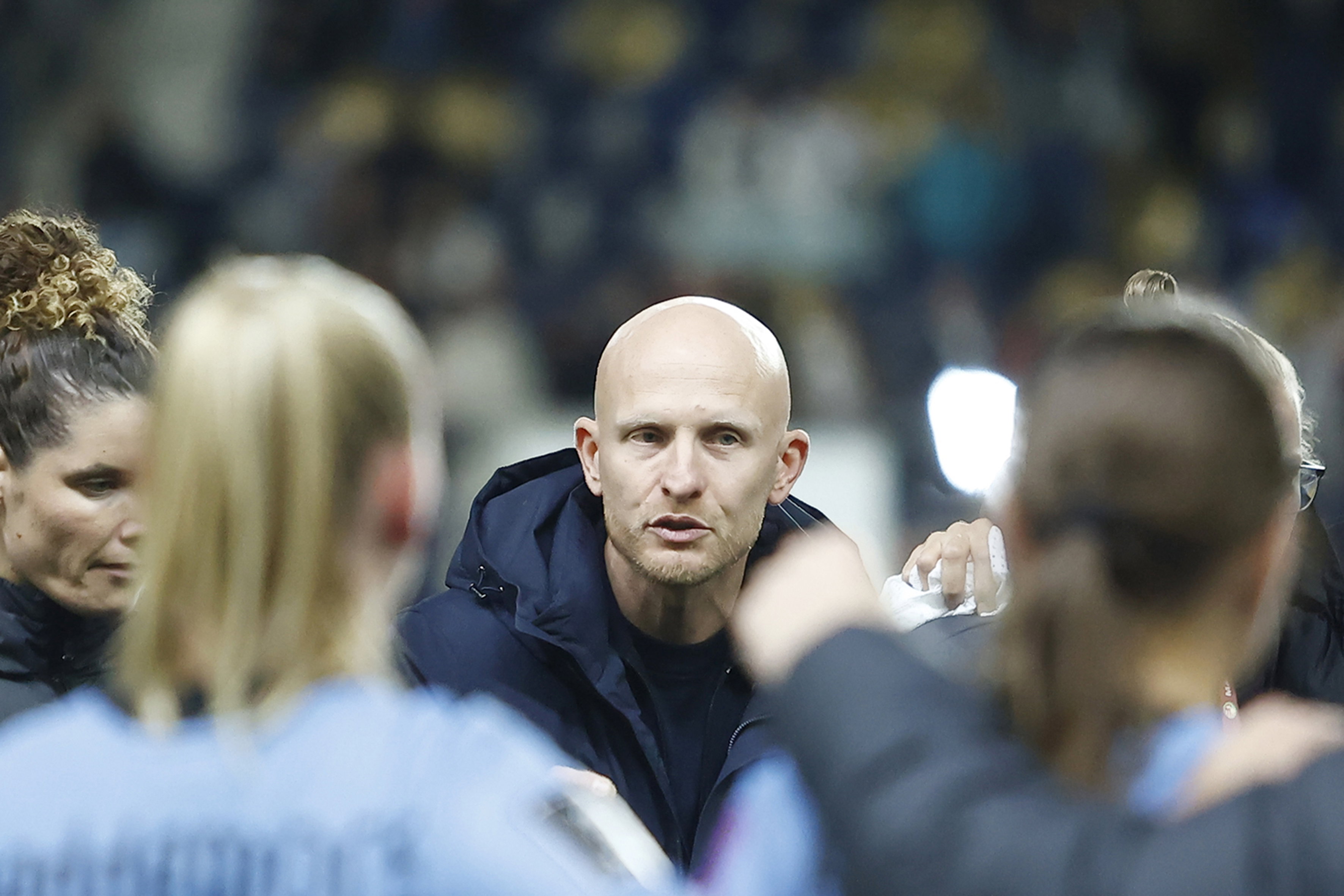 Arjan Veurink spreekt de OranjeLeeuwinnen toe