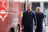 Joël Drommel bij de spelersbus van FC Twente