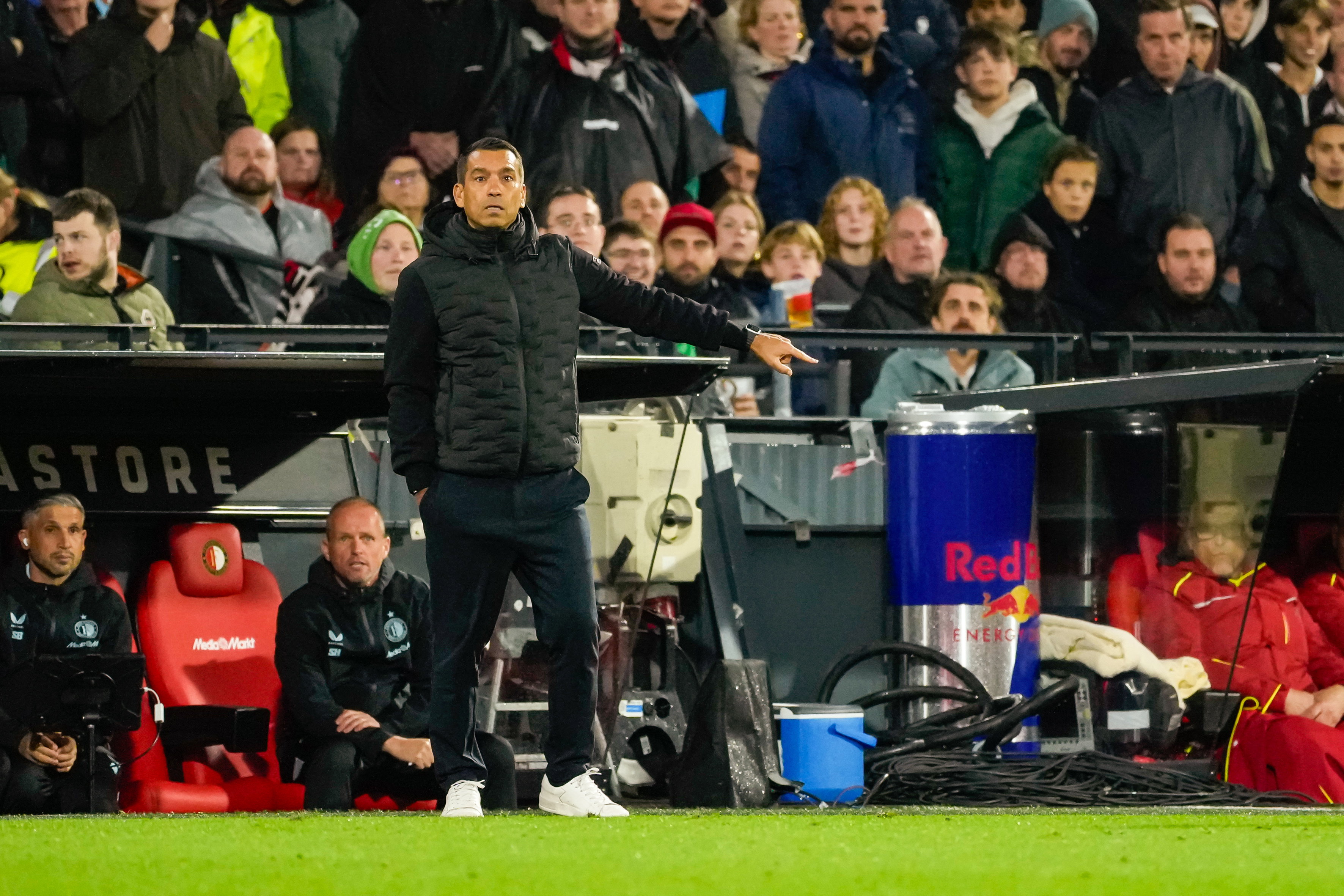 Giovanni van Bronckhorst langs de lijn bij Feyenoord - AZ