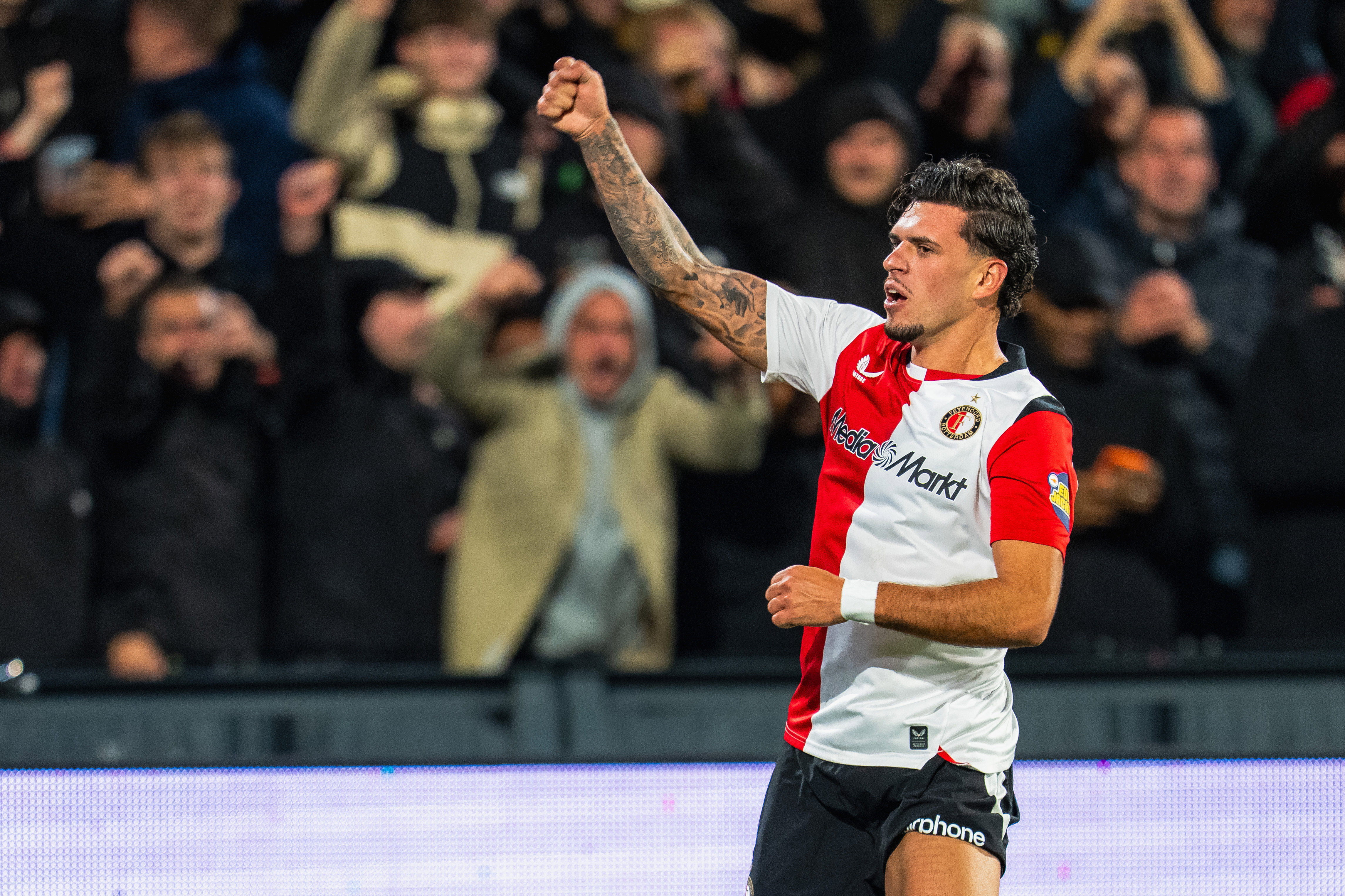 Javi Lopez viert zijn doelpunt tegen AZ