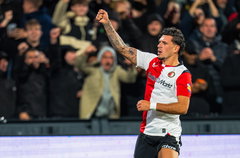 Javi Lopez viert zijn doelpunt tegen AZ