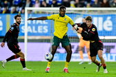 Lequincio Zeefuik in duel met Ruud Nijstad
